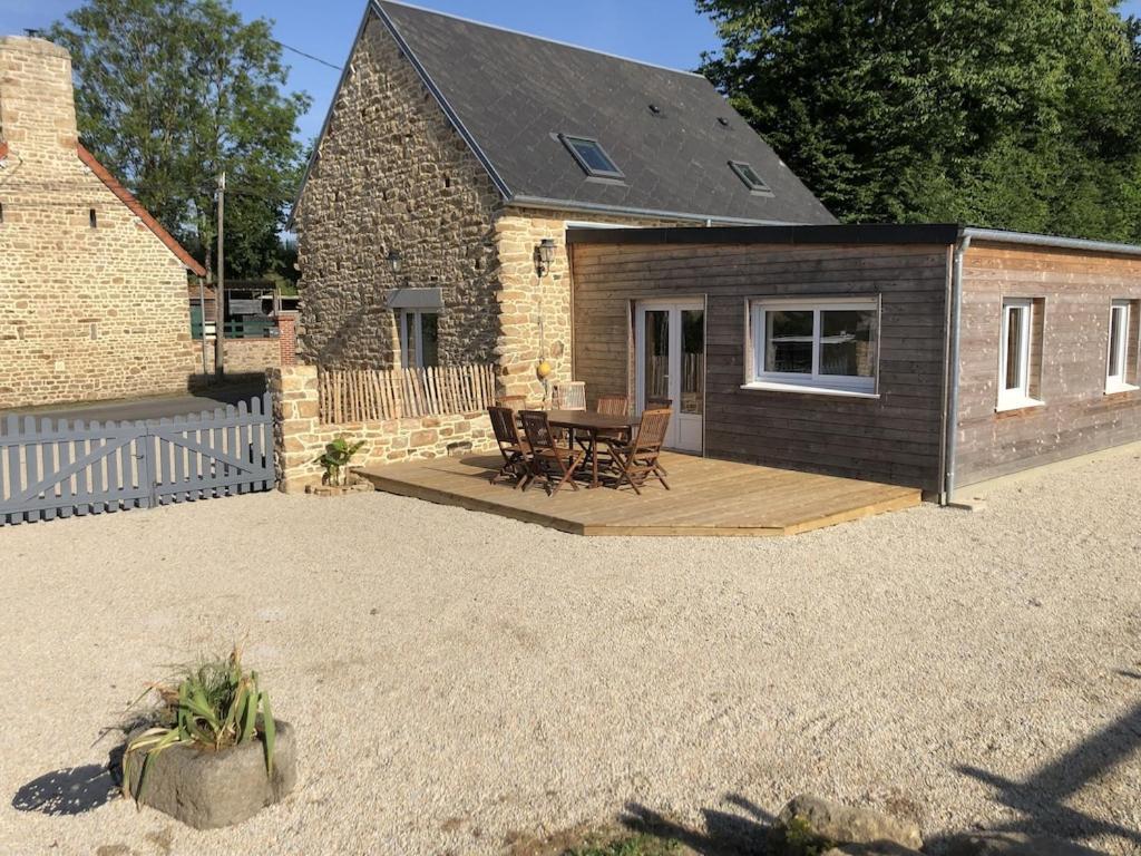 Charmante Maison De Campagne En Pierres Et Bois Sartilly-Baie-Bocage Exterior photo